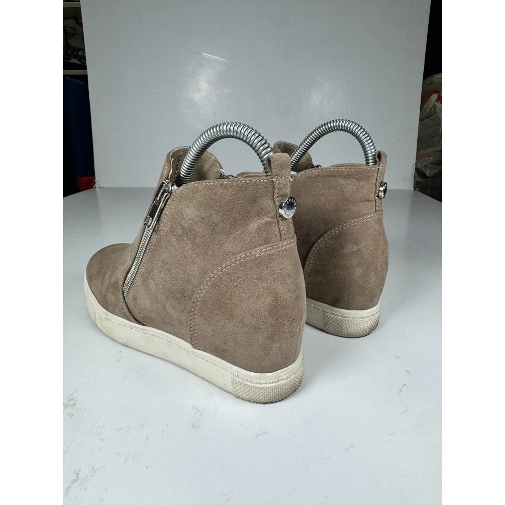 Steve Madden‎ Wedgie Girls 4 M Sneakers Taupe Suede Round Toe Side Zip Shoes